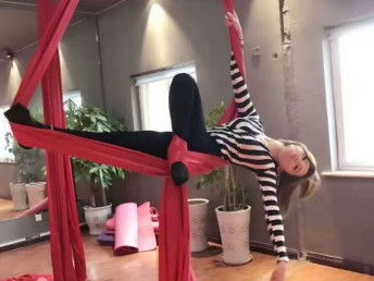 成都成華區(qū)鋼管舞培訓(xùn)學(xué)校 專(zhuān)業(yè)教練，零基礎(chǔ)授課