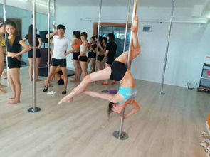 聚星鋼管舞學(xué)校 新都鋼管舞演出、35天就業(yè)、90天考證的專業(yè)之路