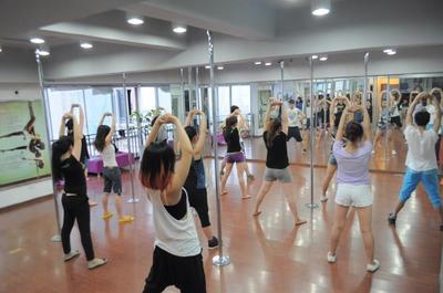 湖南長沙專業鋼管舞培訓機構，歡迎來電咨詢與洽談